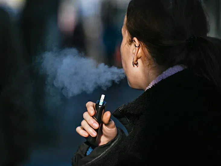 vaping on the street 732x549 t